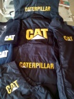 Κεντημενα λογοτυπα CAT σε αμανικα μπουφαν (19214 επισκέψεις) Αμανικα μπουφαν αδιαβροχα με υπεροχα κεντηματα της Cater... Κεντημενα λογοτυπα CAT σε αμανικα μπουφαν